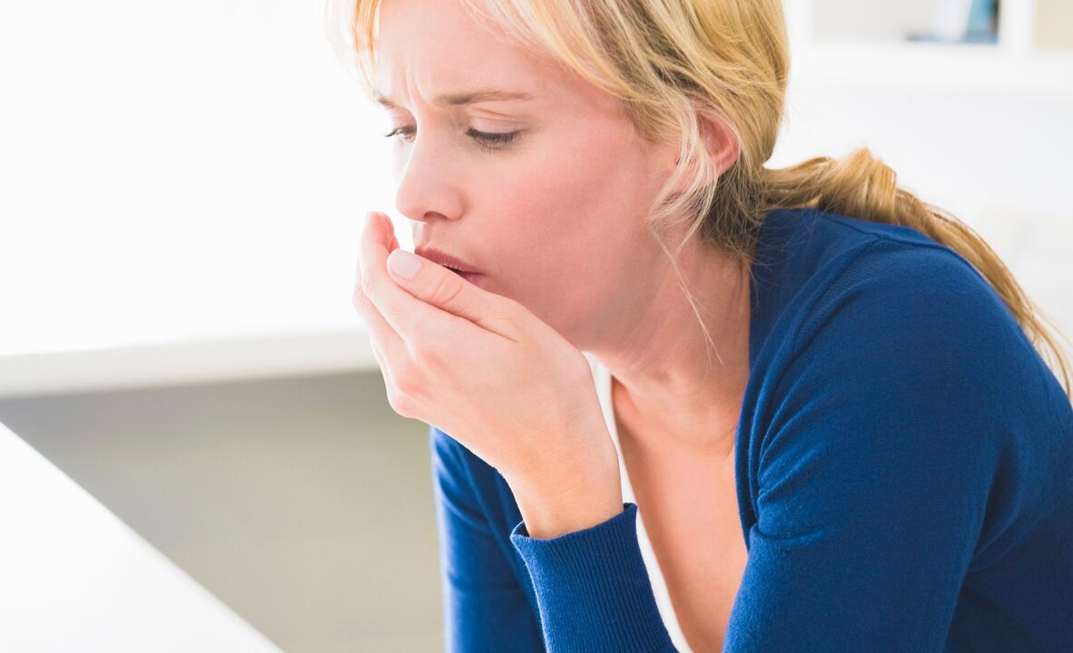 La tos de una mujer causada por parásitos. 