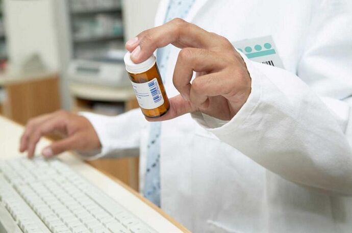 el médico prescribe pastillas para la prevención de gusanos