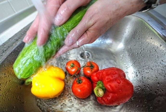 Para prevenir la infección parasitaria, es necesario lavar las verduras antes de comerlas. 